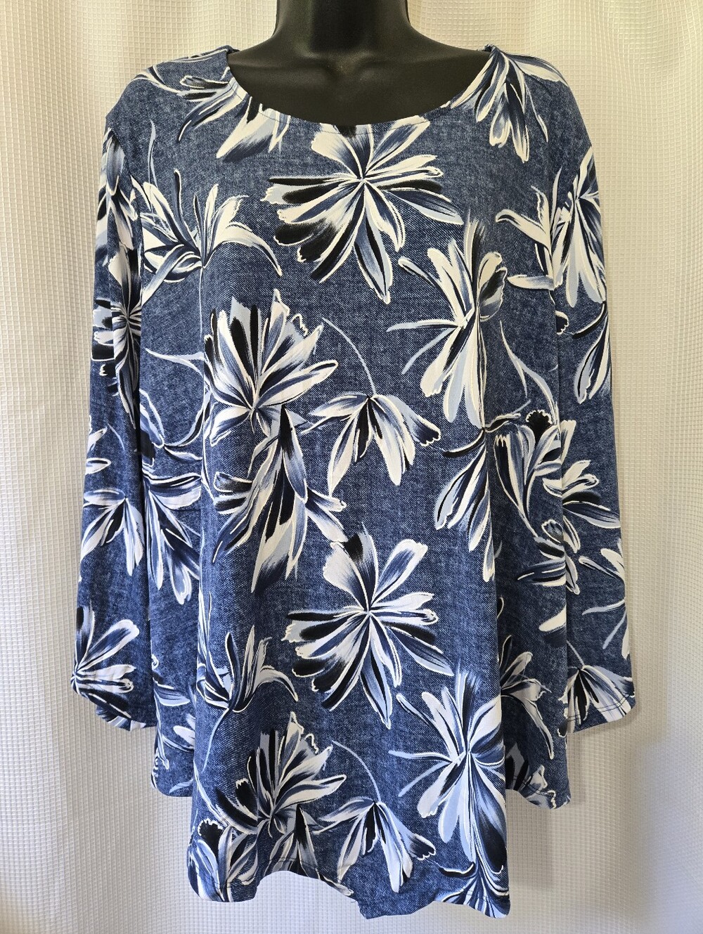 Alfred Dunner Blue and White Floral Tunic Top